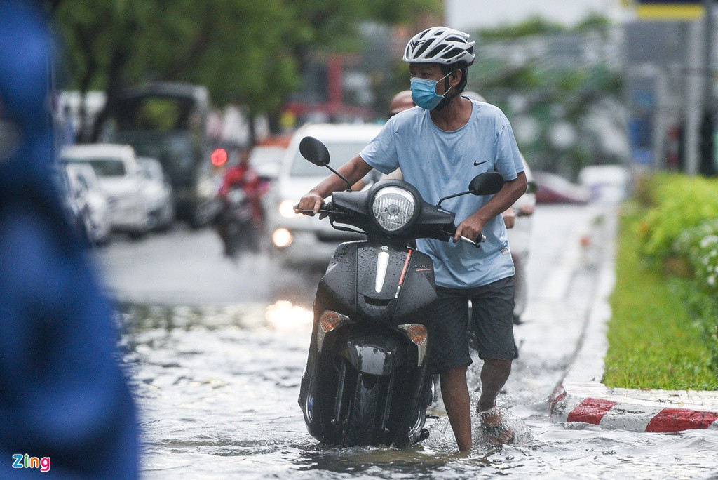 Nhiều xe bị chết máy trên đường Nguyễn Văn Linh.