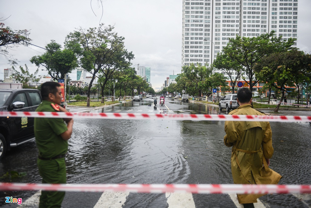 Giao lộ Hàm Nghi - Văn Cao (quận Thanh Khê) cũng trong tình trạng ngập cục bộ. Lực lượng chức năng phường Vĩnh Trung có mặt để điều tiết giao và phong toả các đoạn ngập sâu.