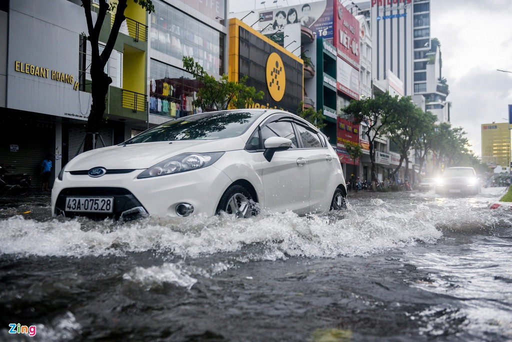 Nhiều đoạn ngập sâu 40-50 cm, phương tiện di chuyển khó khăn, xe máy phải lưu thông trên vỉa hè.