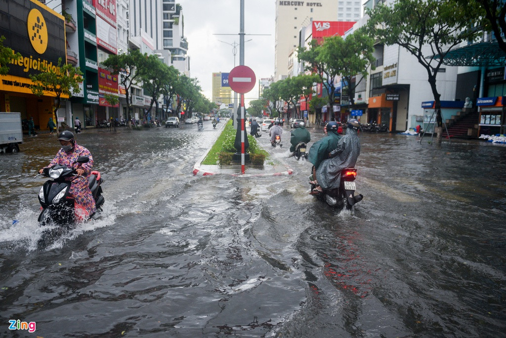Đường Nguyễn Văn Linh (quận Hải Châu) bị ngập nước do mưa lớn. Đoạn ngập kéo dài hơn 100 m.