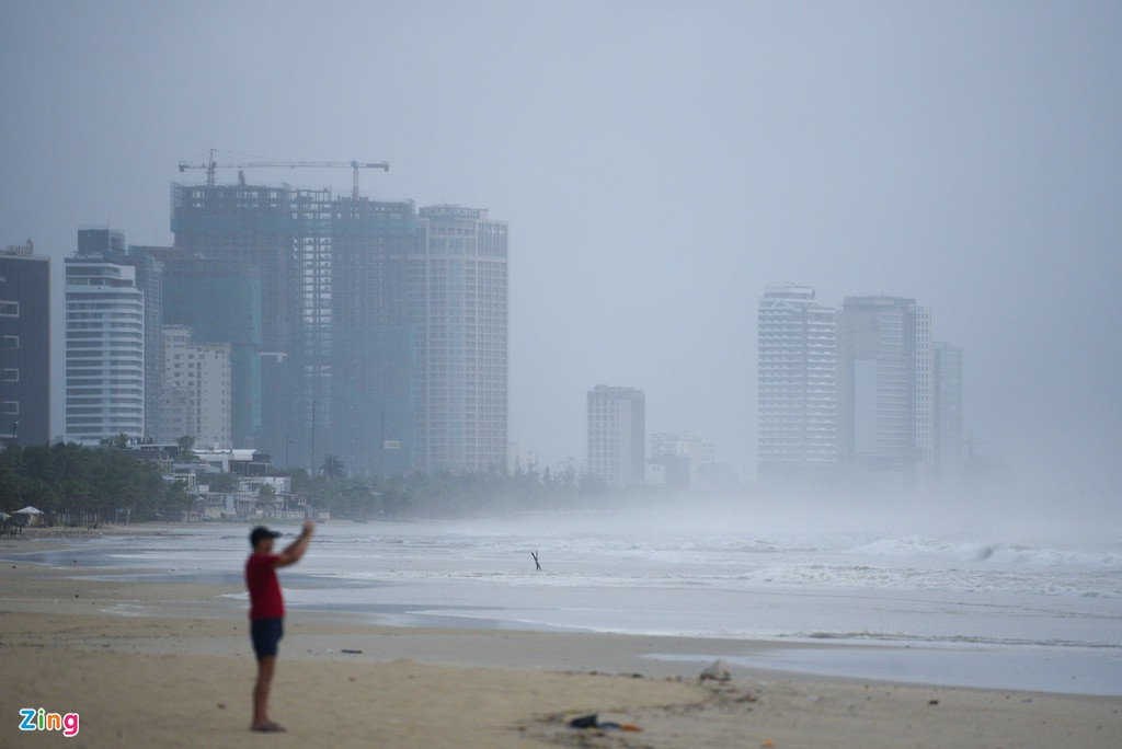 Sáng 18/9, Đà Nẵng có mưa lớn, gió giật mạnh do ảnh hưởng của cơn bão số 5. Nhiều toà nhà cao tầng ven biển mờ mịt trong mưa.