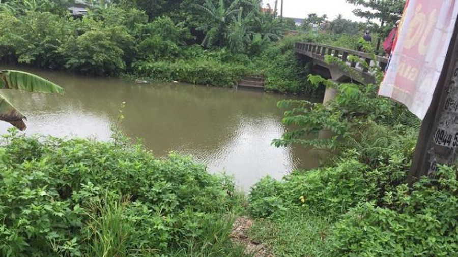  2. Tạm giữ ông bố 2 lần ôm con lao xuống kênh: Ngày 10/9, Công an TP Hải Phòng (Hải Phòng) cho biết, đang tạm giữ hình sự Phùng Văn Huy (32 tuổi, ngụ phường Hưng Đạo, quận Dương Kinh) để làm rõ hành vi Giết người. Tối 8/8, thượng úy Phan Đình Thượng, cán bộ Công an quận Dương Kinh phát hiện Huy đi xe máy chở hai con nhỏ và lao xuống kênh Hòa Bình. Anh Thượng liền nhảy xuống nước cứu ba cha con lên bờ. Tuy nhiên, Huy tiếp tục ôm 2 con nhảy xuống nước. Cán bộ công an phải cứu họ lần 2. 