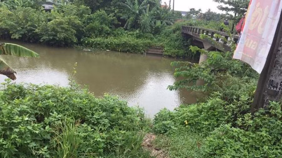  2. Tạm giữ ông bố 2 lần ôm con lao xuống kênh: Ngày 10/9, Công an TP Hải Phòng (Hải Phòng) cho biết, đang tạm giữ hình sự Phùng Văn Huy (32 tuổi, ngụ phường Hưng Đạo, quận Dương Kinh) để làm rõ hành vi Giết người. Tối 8/8, thượng úy Phan Đình Thượng, cán bộ Công an quận Dương Kinh phát hiện Huy đi xe máy chở hai con nhỏ và lao xuống kênh Hòa Bình. Anh Thượng liền nhảy xuống nước cứu ba cha con lên bờ. Tuy nhiên, Huy tiếp tục ôm 2 con nhảy xuống nước. Cán bộ công an phải cứu họ lần 2. 