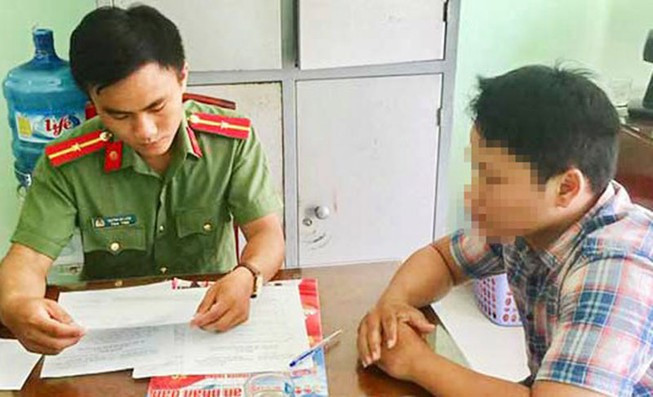  7. Bị phạt 10 triệu đồng vì xúc phạm CSGT trên Facebook: Ngày 10/9, Công an tỉnh Bình Định cho biết, đã ra quyết định xử phạt vi phạm hành chính với số tiền 10 triệu đồng đối với Trần Minh D. (SN 1989, ở xã Mỹ Hiệp, huyện Phù Mỹ, tỉnh Bình Định) về hành vi “Cung cấp, chia sẻ thông tin giả mạo, thông tin sai sự thật, xuyên tạc, vu khống, xúc phạm uy tín của cơ quan, tổ chức, danh dự, nhân phẩm của cá nhân”. Video Người phụ nữ mạo danh nhà báo, dọa CSGT. Nguồn: VTC 14