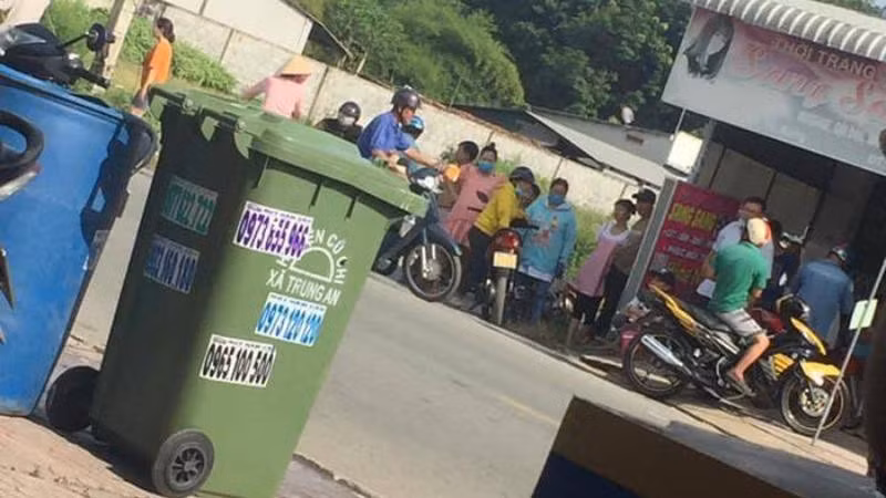  5. Phát hiện bé sơ sinh bé trong thùng rác: Ngày 10/9, Công an huyện Củ Chi (TP HCM) cho biết đã xác định được người mẹ và đang làm việc với người này.Quá trình làm việc, công an xác định xác trẻ sơ sinh là giới tính nữ, nghi sinh non. Hiện công an đang lấy lời khai người mẹ để xác định nguyên nhân vứt con sơ sinh vào thùng rác. Trước đó, tại xã Trung An người dân phát hiện một bao ni lông chứa thi thể trẻ sơ sinh đã tử vong vứt trong thùng rác màu xanh.