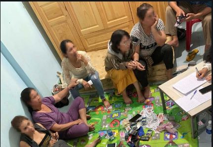  6. Triệt phá 2 ổ đánh bạc do phụ nữ cầm đầu: Ngày 10/9, Công an huyện Đức Trọng (Lâm Đồng) cho biết, đã bắt quả tang 2 vụ đánh bạc tại quán cà phê trên địa bàn, với nhiều con bạc tham gia. Tại thời điểm cơ quan chức năng bắt quả tang, Trần Xuân Chương và Nguyễn Ngọc Kim (chủ nhà) nhanh chân bỏ chạy. Bước đầu nhóm người khai nhận tổ chức đánh bạc từ tối ngày hôm trước đến khi bị bắt quả tang.