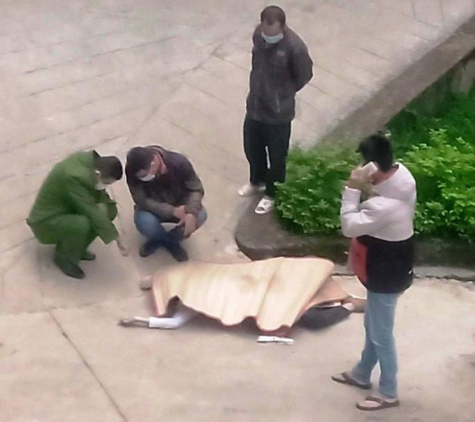  4. Nam thanh niên tử vong ở sân bệnh viện cùng lá thư tuyệt mệnh: Sáng sớm ngày 14/9, trong khuôn viên Bệnh viện Đa khoa II Bảo Lộc, tỉnh Lâm Đồng, bảo vệ bệnh viện phát hiện thi thể 1 thanh niên tử vong, bên cạnh có 2 con dao Thái lan. Tại đây, công an phát hiện bụng của nạn nhân có 3 vết đâm. Tờ giấy ở cạnh đó ghi nội dung nạn nhân tự sát. Thi thể nạn nhân tên Nguyễn Thành Thái (25 tuổi, ngụ phường 1, TP Bảo Lộc).