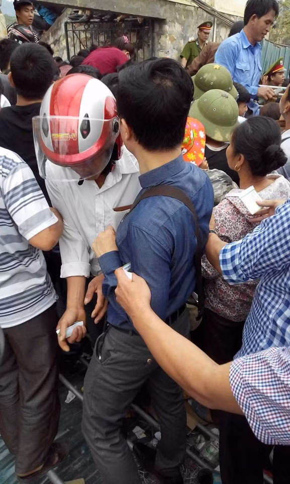 60.000 nguoi chen nhau xem hoi choi trau Ham Yen 2015-Hinh-8