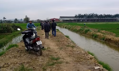 Chang trai chet giua canh dong voi nhieu vet thuong