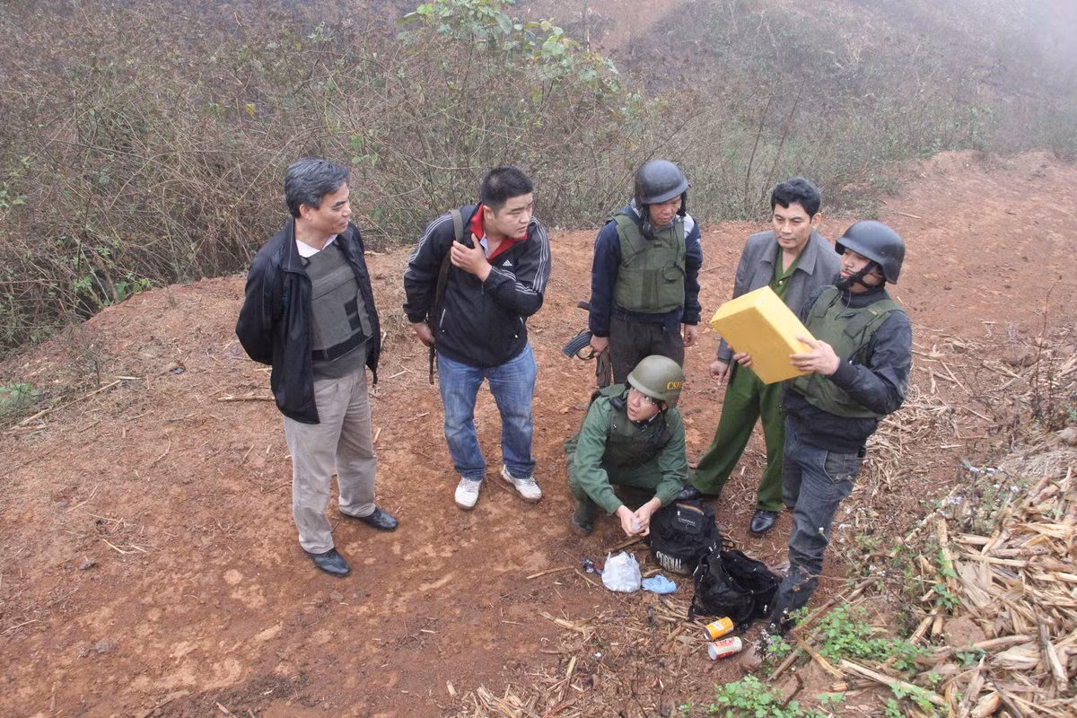 Cong an Son La dau sung nhom buon ma tuy trong dem