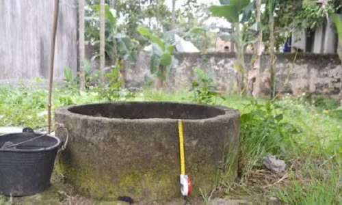 Be hon 1 tuoi bi nem xuong gieng nuoc o Hai Duong?