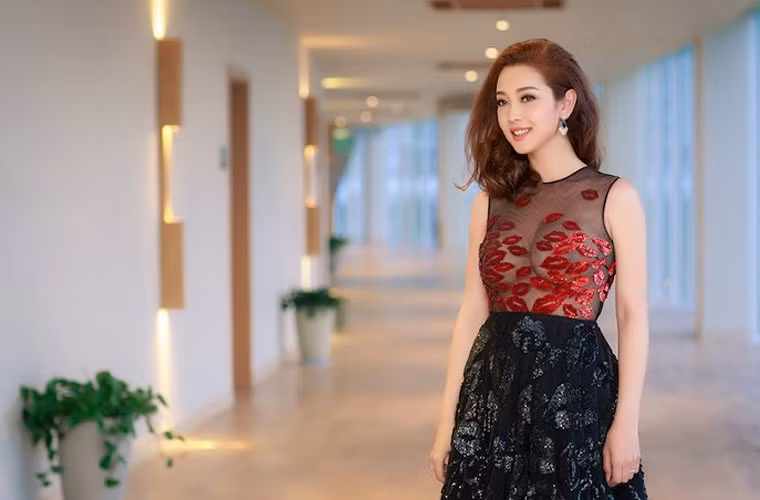 4 tháng sau sinh, khi dự một chương trình với vai trò là MC, gái 3 con Jennifer Phạm đốt mắt người đối diện với trang phục xuyên thấu, lấp ló vòng 1 rất gợi cảm. Ảnh: VTC