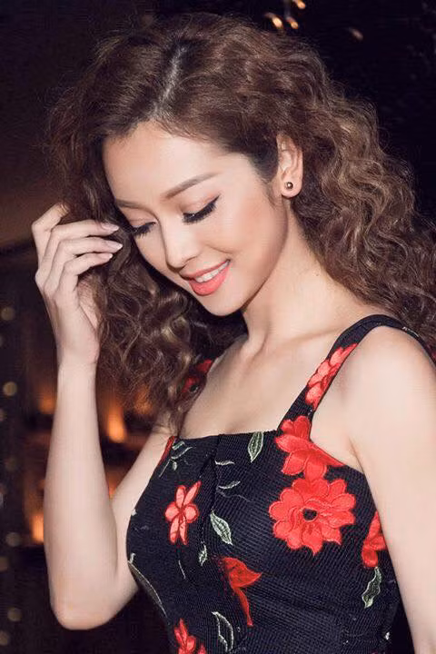 Vẻ đẹp mặn mà quyến rũ của Jennifer Phạm không chỉ khiến cánh mày râu chao đảo mà ngay cả nữ giới nhìn thấy cô cũng có cảm tình. Ảnh: FBNV