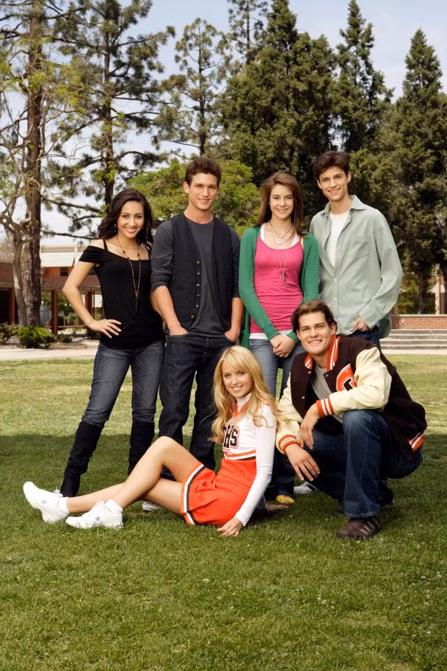 Raisa được nhiều người biết tới qua các vai diễn trong Bring It On: All or Nothing và The Secret Life of the American Teenager. Hiện cô đang là host của chương trình WTFrancia trên sóng phát thanh Dash. Ảnh: The Sun