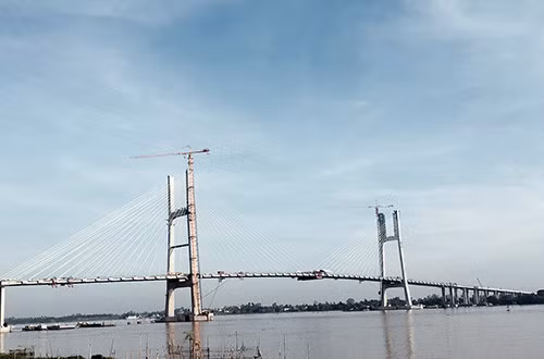 Theo thiết kế, cầu Cao Lãnh dài 2 km, có 4 làn ôtô và 2 làn xe thô sơ, với kinh phí đầu tư 3.000 tỷ đồng, dự kiến đưa vào khai thác cuối năm 2017 (Ảnh: Tuổi trẻ)