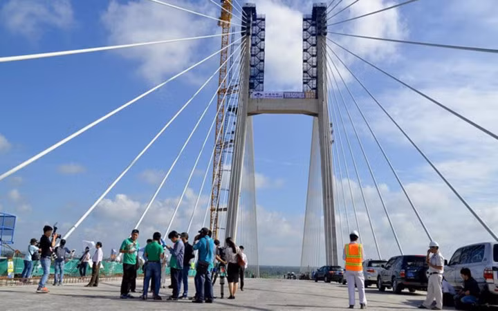 Cầu Cao Lãnh cách bến phà Cao Lãnh khoảng 0,8 km về phía hạ lưu và cách cầu Mỹ Thuận khoảng 35 km về phía thượng lưu (Ảnh: Lao động)