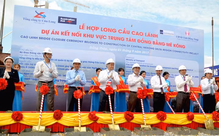 Ngày 1/9, tại xã Tịnh Thới (TP Cao Lãnh, Đồng Tháp), Tổng công ty Cửu Long (chủ đầu tư dự án) và UBND tỉnh Đồng Tháp tổ chức lễ hợp long cầu Cao Lãnh, nối hai bờ sông Tiền (Ảnh: Lao động)