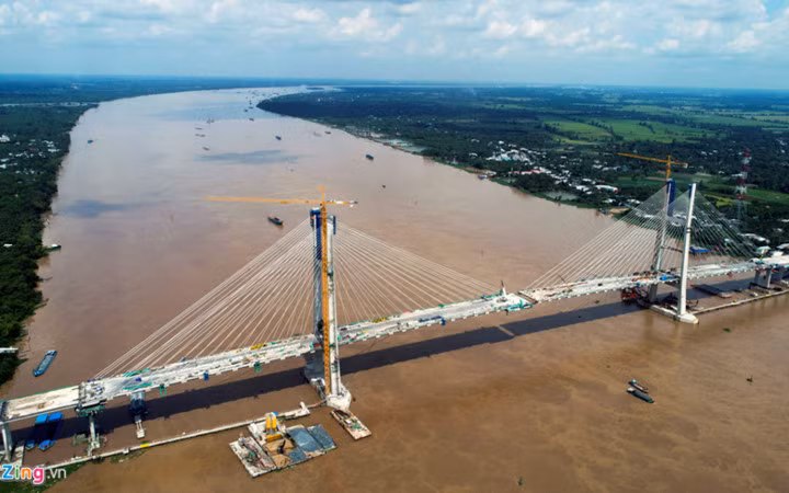 Cầu Cao Lãnh bắc qua sông Tiền, TP Cao Lãnh và huyện Lấp Vò, Đồng Tháp đã hợp long, kết nối khu vực trung tâm đồng bằng sông Cửu Long (Ảnh: Zing)