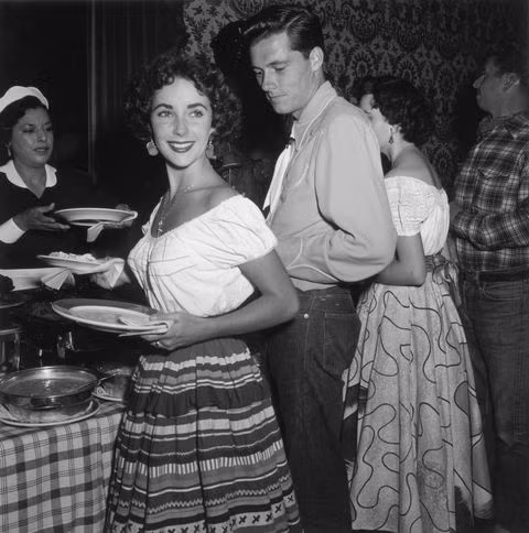 Elizabeth rực rỡ cả nhan sắc lẫn sự nghiệp khi ở tuổi 19. Cô và người chồng đầu tiên người thừa kế khách sạn Conrad Nicky Hilton Jr., được khen rất đẹp đôi. Ảnh: Getty