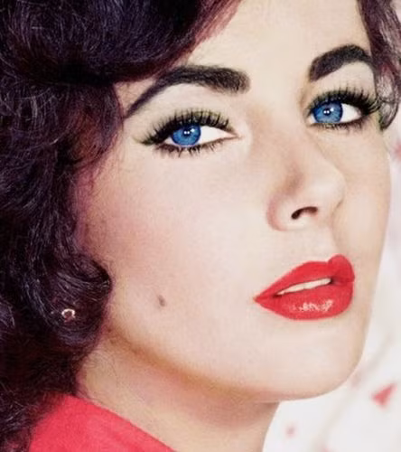 Đôi mắt của Liz Taylor còn đặc biệt ở chỗ, có khi nó lại biến thành màu xanh. Ảnh: Pinterest