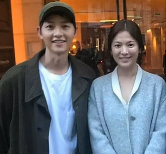 Nữ diễn viên Hậu duệ mặt trời trông nhợt nhạt hơn trước, khuôn mặt mộc và diện trang phục giản dị khi dạo chơi Paris cùng chồng sắp cưới. Ảnh: Instagram