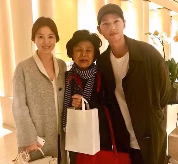 Hai vợ chồng Song Hye Kyo và Song Joong Ki lần đầu xuất hiện cùng nhau sau tuyên bố đám cưới. Nữ diễn viên 35 tuổi bị nghi đã mang thai khi cô mặc chiếc áo khoác rộng che đi vòng 2 không được thon gọn lắm. Ảnh: Instagram