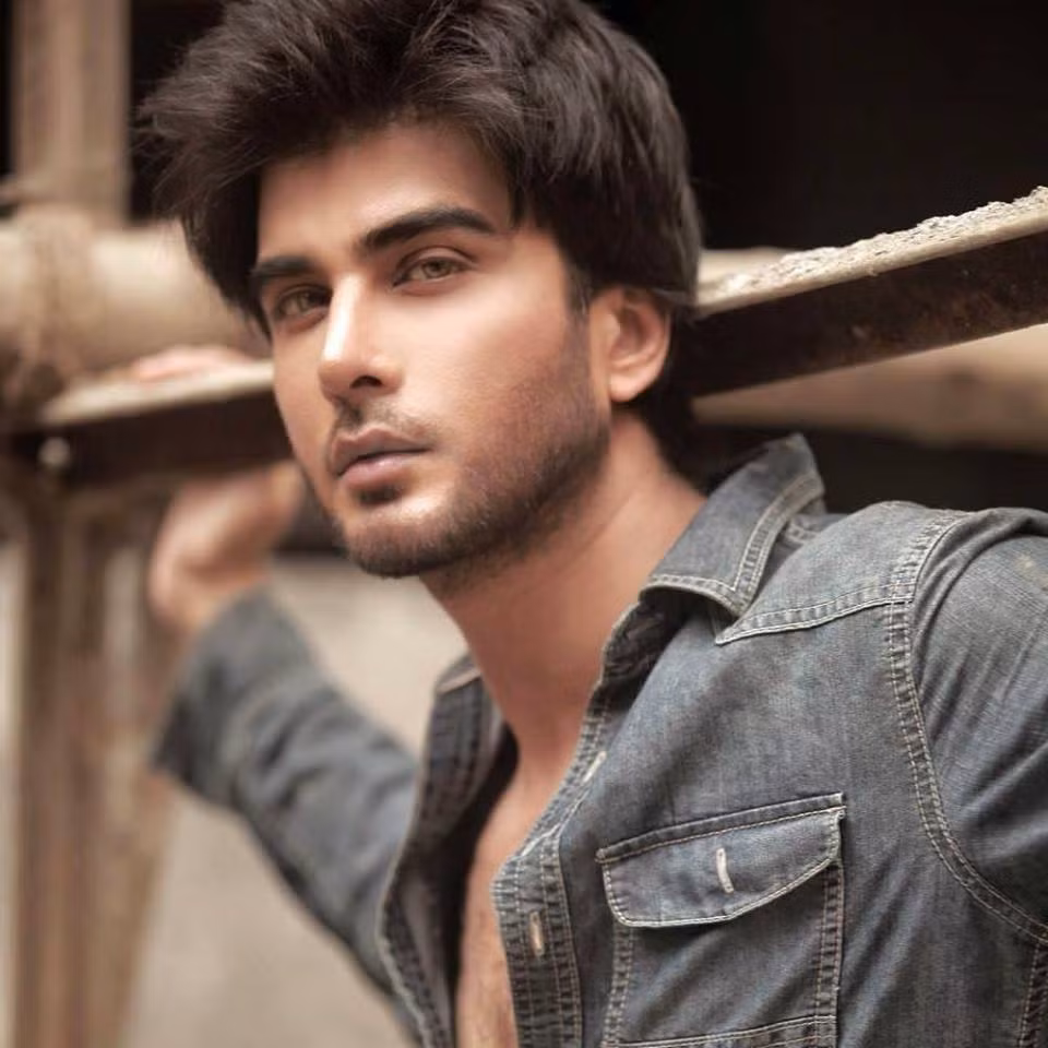 Đó chính là Imran Abbas Naqvi, nam diễn viên kiêm người mẫu nổi tiếng của Pakistan. Nam thần sinh năm 1982 là một nam diễn viên nổi tiếng ở Bollywood.
