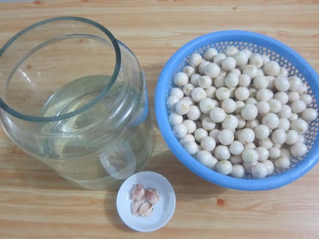 Để cà muối không bị nổi váng, bạn cần tráng vại hoặc lọ bằng nước nóng rồi để ráo trước khi muối.