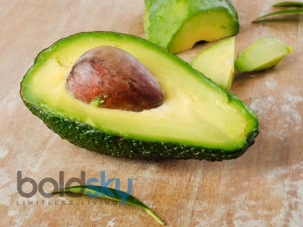 Quả bơ: Dùng thịt của quả bơ chín, đánh nhuyễn, đắp lên mặt và mắt. Sau khi hỗn hợp này khô đi, bạn dùng miếng bông tẩy trang nhúng trong sữa lạnh để rửa mặt. 