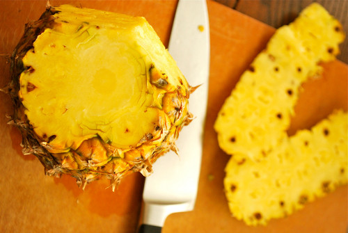 Nguyên liệu để làm kem dứa bao gồm: 300g dứa tươi đã sơ chế, 120ml sữa tươi, 120ml kem sữa tươi, nửa muỗng cà phê muối, đường cát, bơ thực vật. 