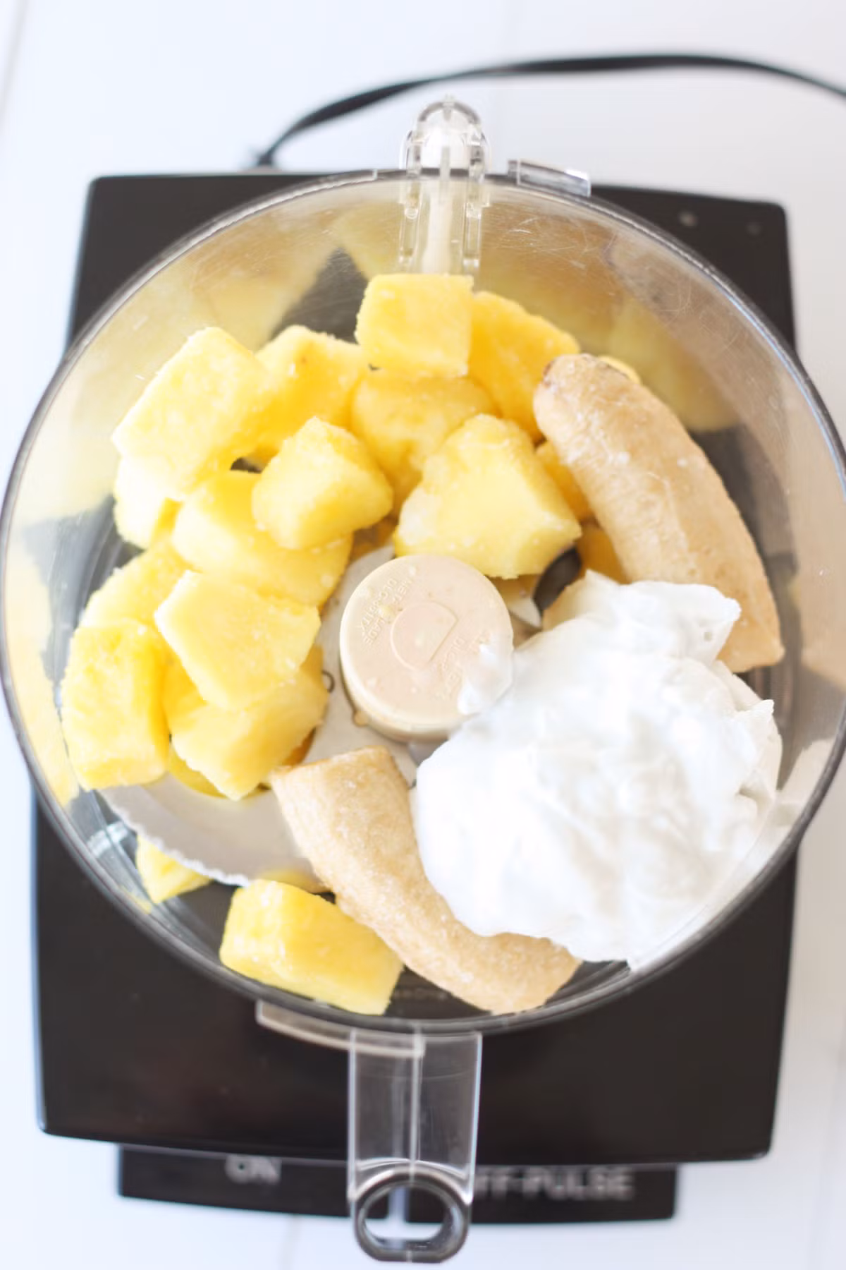 Bước 2: Đổ sữa tươi, kem sữa tươi, dứa đã ướp vào máy xay sinh tố xay thật mịn.