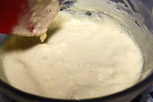 Bước 3: Đổ hỗn hợp vừa xay ra khay sạch rồi thấy muỗng trộn thật đều, dùng màng bọc thực phẩm bọc kín cho vào tủ đá. 