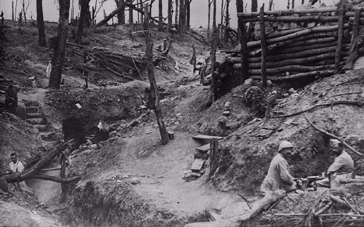 Binh sĩ ngồi trên chiến hào trong cánh rừng Des Fermes trong trận Somme hồi chiến tranh thế giới thứ nhất. Ảnh: Rarehistoricalphotos.