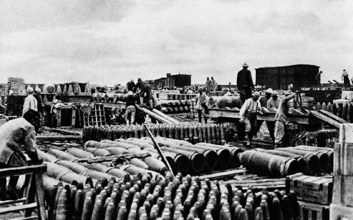 Một kho đạn pháo phía sau chiến tuyến quân Đức. Ảnh: Rarehistoricalphotos.