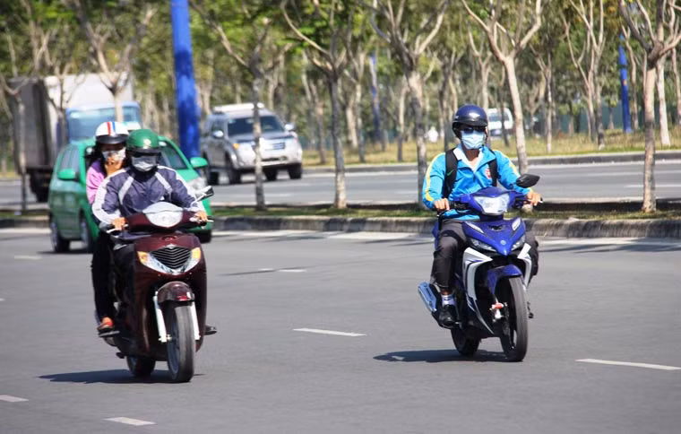  Nắng nóng khủng khiếp khiến những ai có việc đi ngoài đường như chịu cực hình. Ảnh chụp trên đại lộ Mai Chí Thọ (gần khu vực hầm vượt sông Sài Gòn).