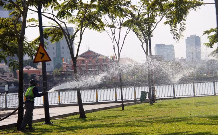 Nhân viên chăm sóc cây xanh liên tục tưới nước thảm cỏ, cây xanh ở các khu công viên dọc sông Sài Gòn.