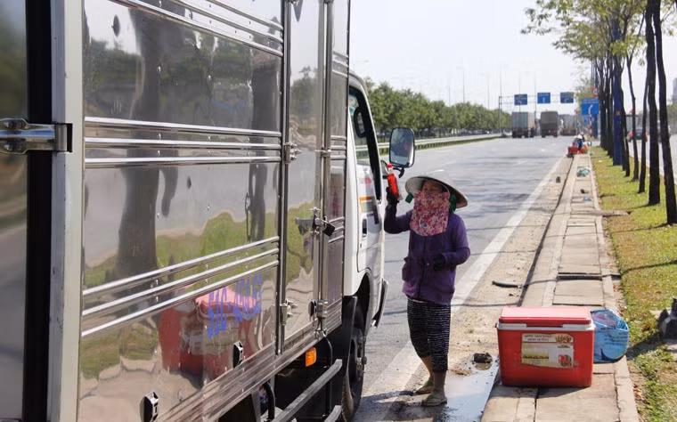 Dọc các tuyến xa lộ, quốc lộ, tỉnh lộ...những người bán nước giải khát luôn tay bán cho các tài xế xe tải. "Nắng nóng kinh khủng, sáng giờ uống hết 2 bình nước mà cổ vẫn khát khô", anh Mỹ, một người chạy xe tải chia sẻ trong lúc ghé lại mua nước trên đường Mai Chí Thọ, quận 2.