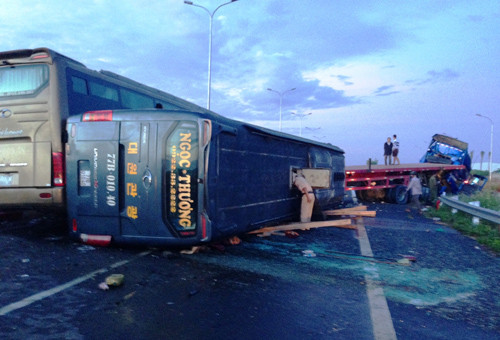 Các phương tiện gặp nạn nằm la liệt trên cao tốc HLD.