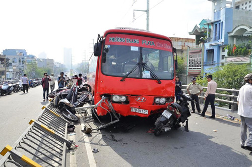 Xe Phuong Trang tong 7 xe may: Be gai 16 thang da tu vong