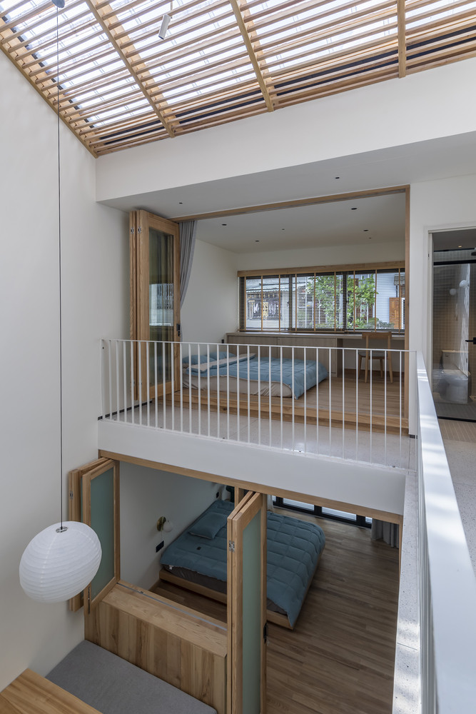 Với thời tiết lạnh đặc trưng của thành phố Đà Lạt, vào sáng sớm và buổi tối, hệ thống sàn hai lớp, gạch dưới và gỗ trên phòng ngủ mang lại cảm giác ấm áp cho chủ nhà vào mùa lạnh và cảm giác mát mẻ vào mùa nóng.