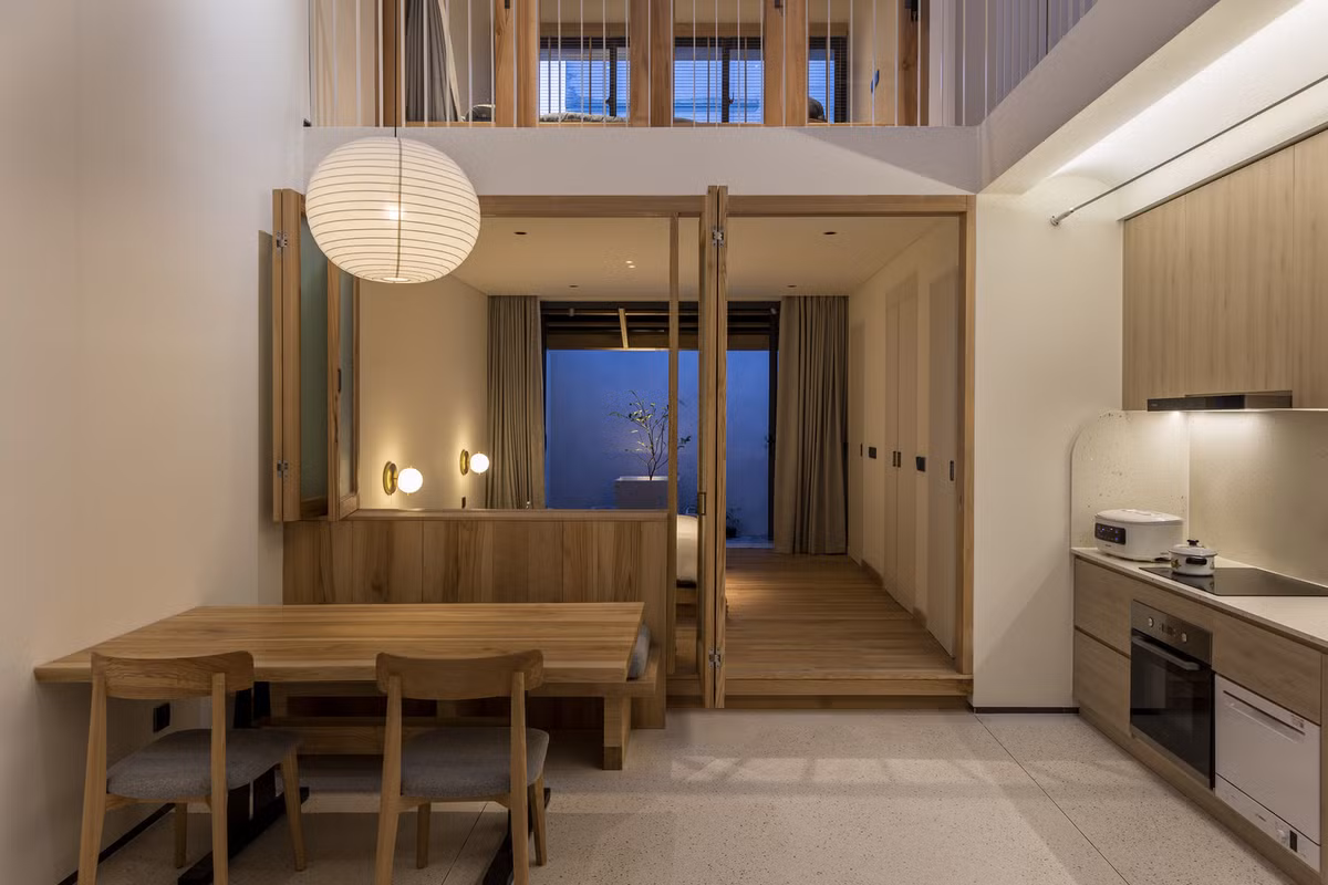 Sàn nhà làm giảm cảm giác “tĩnh” của một ngôi nhà đơn sắc, thêm tranh và vân gỗ tự nhiên.