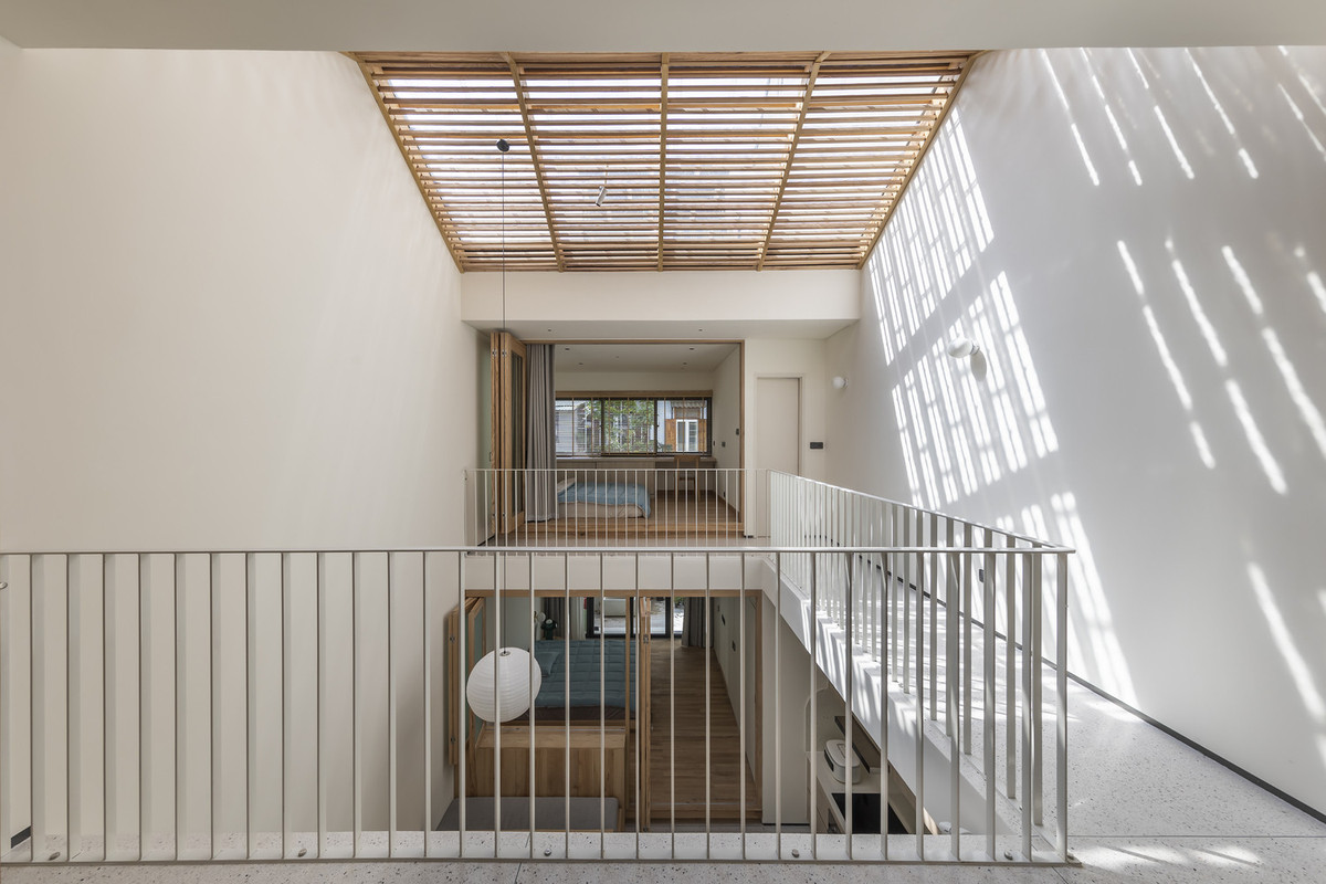 Ngôi nhà có thiết kế khá đơn giản, phù hợp với khí hậu lạnh của Đà Lạt. Mái có ánh sáng tự nhiên vào trong nhà.