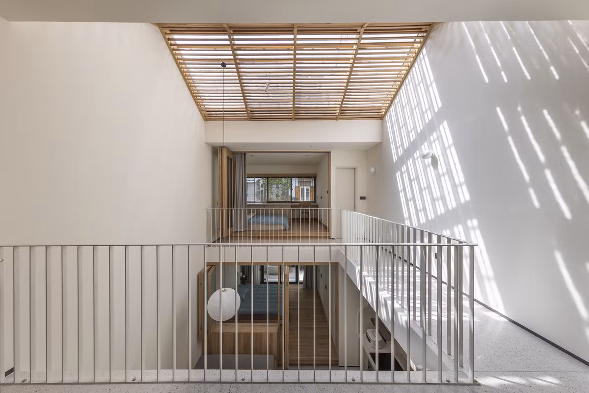 Ngôi nhà có thiết kế khá đơn giản, phù hợp với khí hậu lạnh của Đà Lạt. Mái có ánh sáng tự nhiên vào trong nhà.