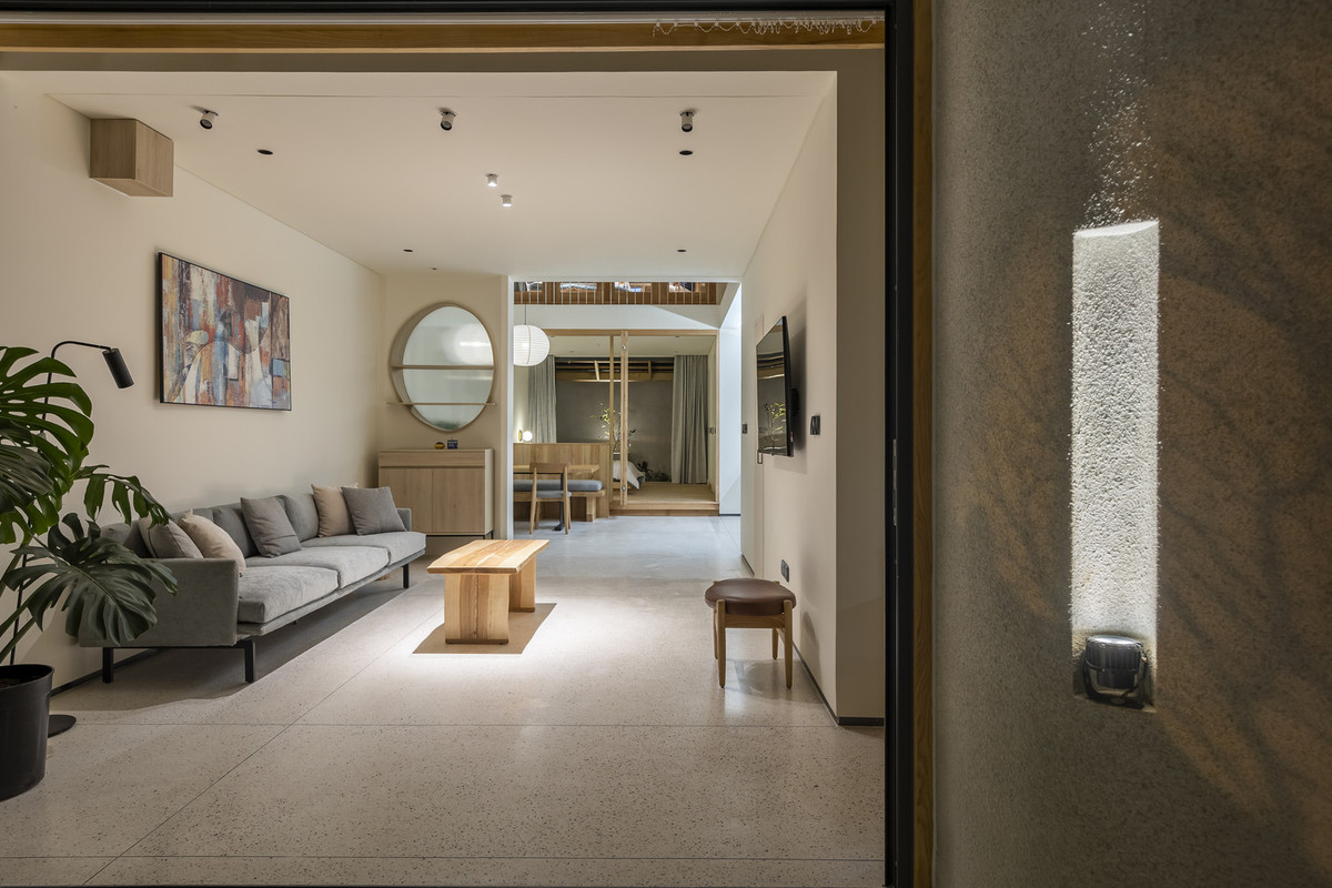 Cảm giác ấm áp là mục tiêu chính của thiết kế, vì vậy mọi phòng đều có ánh sáng tự nhiên, từ phòng khách, bếp, hành lang và phòng ngủ.