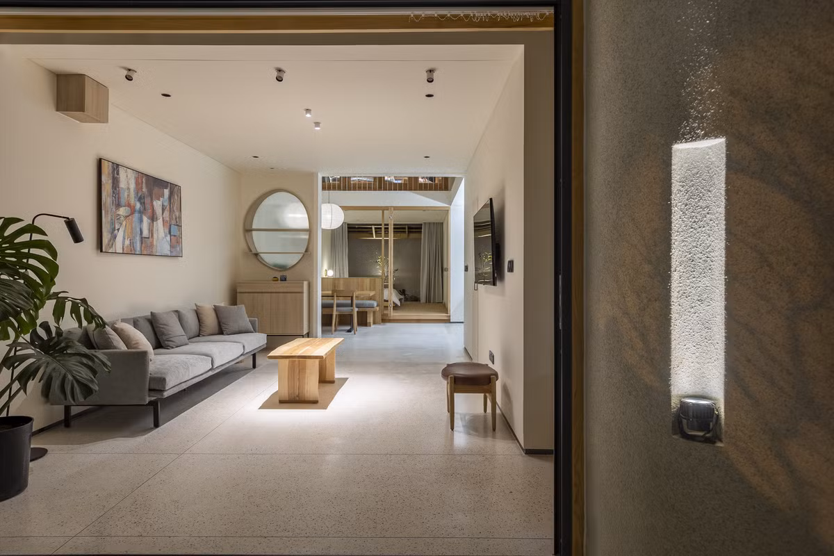 Cảm giác ấm áp là mục tiêu chính của thiết kế, vì vậy mọi phòng đều có ánh sáng tự nhiên, từ phòng khách, bếp, hành lang và phòng ngủ.