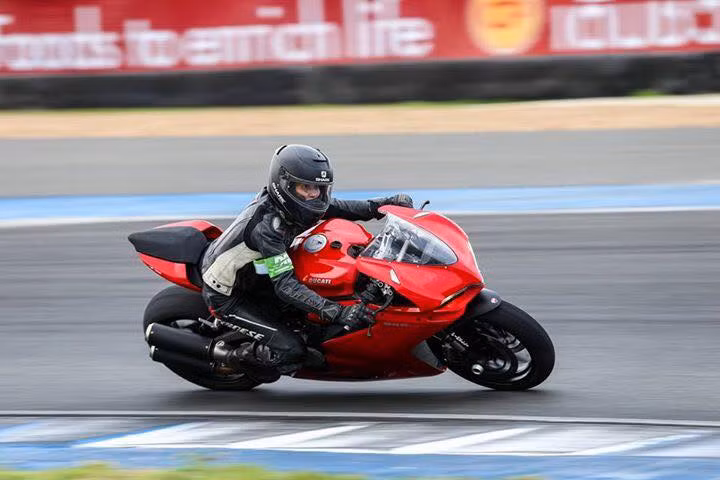 Người đẹp đất cảng nhiều lần bị ngã xe và xây xước nhẹ.