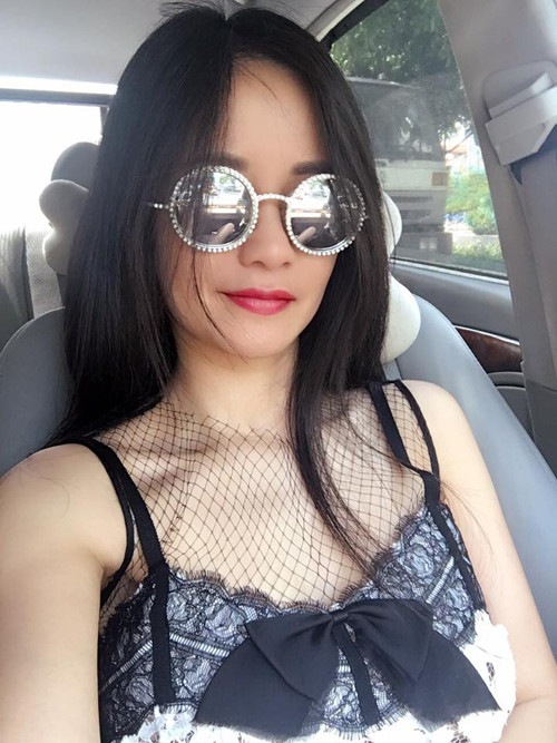 Hồng Nhung trẻ trung bất ngờ với kính mắt sành điệu và trang phục ren sành điệu, cô viết: "Ra sân bay Nội Bài đón hai em bé ra tháp tùng mẹ 5 ngày tới. (Lịch của các em hình như đã lên dày kín và hấp dẫn hơn của mẹ rồi đây!)".