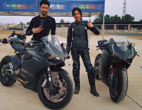 Cô được bạn trai Johnny Trí Nguyễn hướng dẫn kỹ thuật cơ bản khi mới đến với mô tô phân khối lớn.