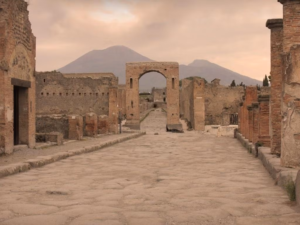 Pompeii, Italy đã trở thành một thị trấn ma sau khi núi lửa Vesuvius phun trào, giết chết hàng ngàn người. Nhiều người trốn thoát, nhưng không ai muốn ở lại một nơi có hàng ngàn người chết oan bởi thảm họa tự nhiên. Hiện, Pompeii là một thị trấn ma rùng rợn nhất thế giới. (Nguồn Lolwot)