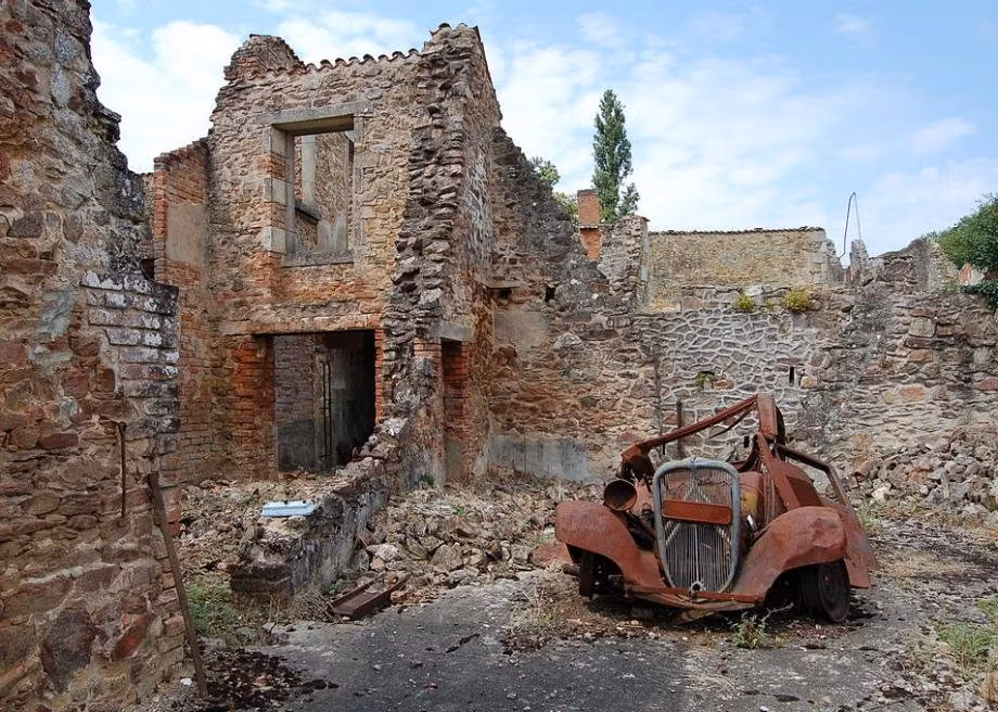 Oradour-sur-Glane, Pháp. Trong chiến tranh thế giới thứ hai, phát xít Đức chiếm đóng phần lớn nước Pháp. Ngày 10/6/1944, Panzer Division 2 thuộc Waffen-SS đã tàn sát toàn bộ ngôi làng Oradour-sur-Glane để trả đũa cho việc phong trào kháng chiến địa phương giết hại một sĩ quan. Tổng cộng, 642 người đã bị giết trong vụ thảm sát này. Ngày nay, người ta tin rằng những oan hồn vẫn không tan biến. (Nguồn Lolwot)